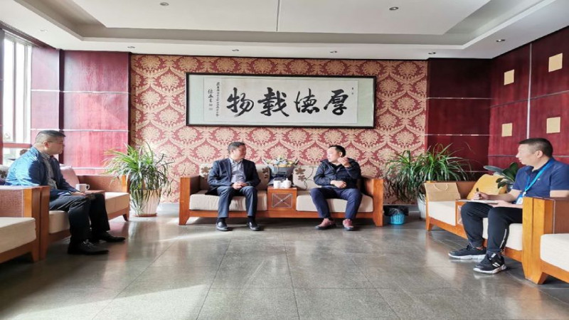 市委常委、宣傳部長(zhǎng)范曉東走訪慰問(wèn)紅光電氣集團(tuán)董事長(zhǎng)林中華
